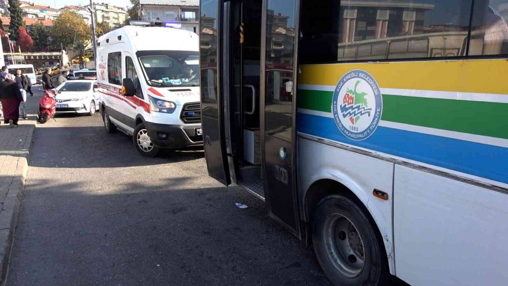 Seyir halindeki otobüsten düşen yaşlı kadın yaralandı
