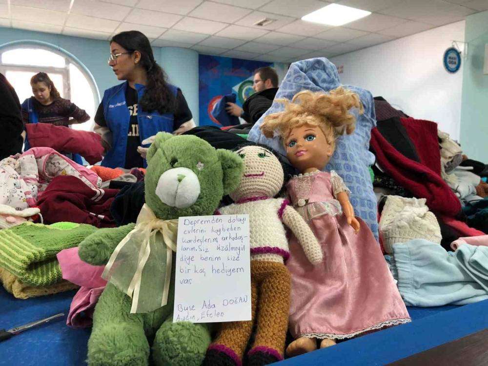 Aydınlı minikler oyuncaklarıyla moral oldu, notlarıyla da duygulandırdı