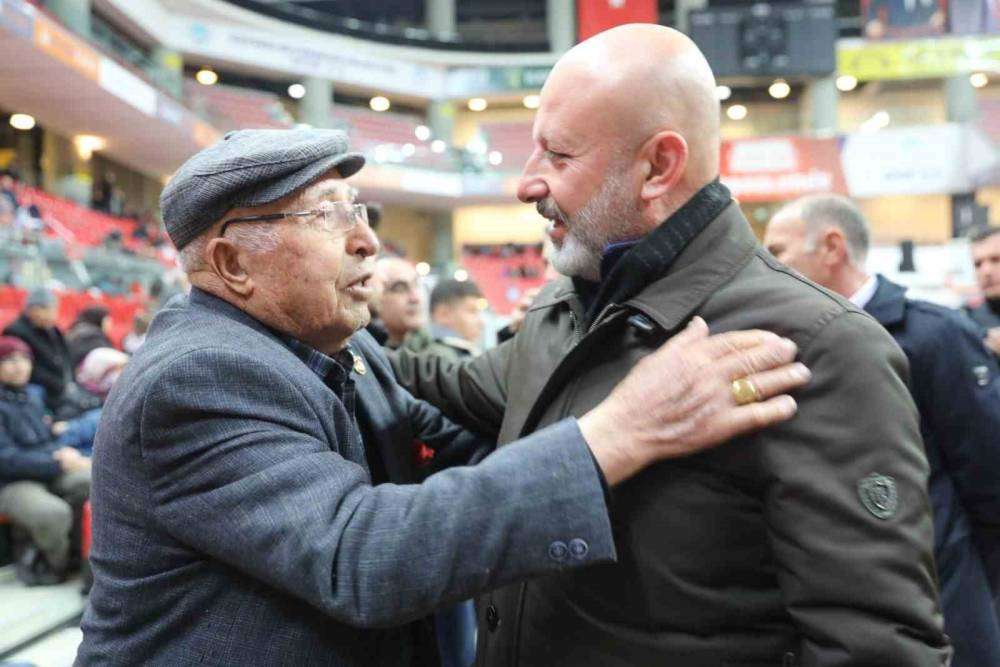 Başkan Çolakbayrakdar, geceyi tesislerde geçiren vatandaşları ziyaret etti