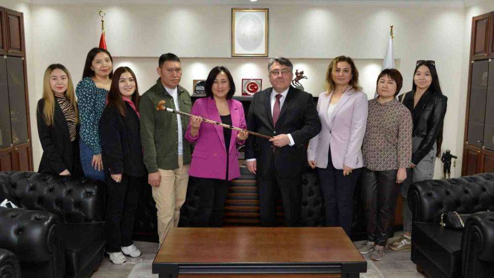 ZBEÜ Rektörü Özölçer, Nurlanova ve Bakytbekovna’yı makamında ağırladı