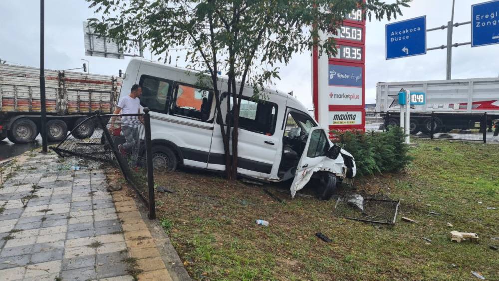 Zonguldak’ta yolcu minibüsü kaza yaptı: 3 yaralı