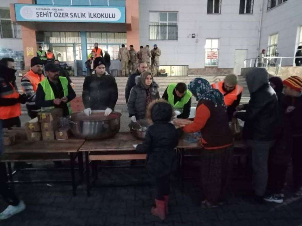 Akhisarlı öğrencilerin mutfağı 6 bin depremzedeye yemek hizmeti veriyor