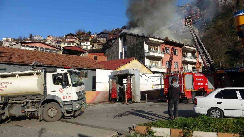 Zonguldak’ta dört katlı evin çatısı yandı