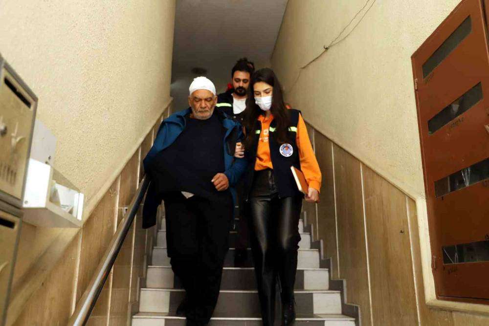 Akdeniz Belediyesi tedavisi süren depremzedeleri hastanelere ulaştırıyor
