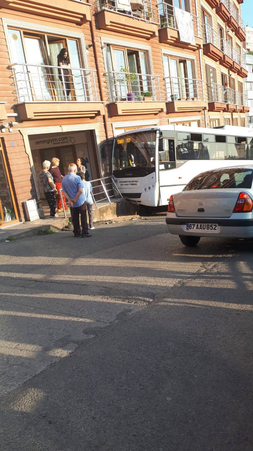 Kontrolden çıkan halk otobüsü duvara çarptı: 2 yaralı
