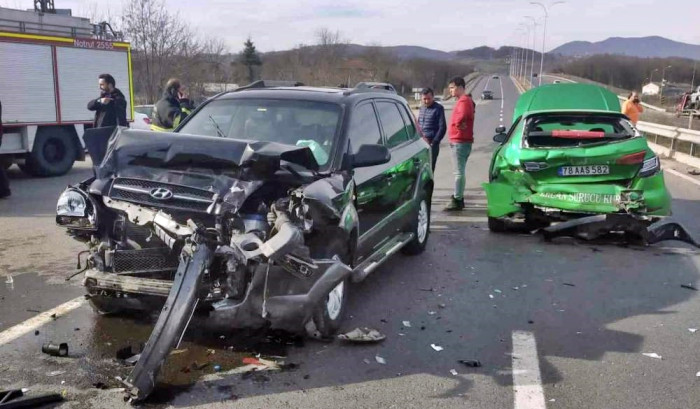 İki aracın karıştığı kazada 4 kişi yaralandı